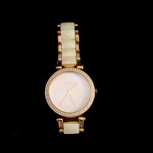 Watch Michael Kors. Pink gold with a pearl face